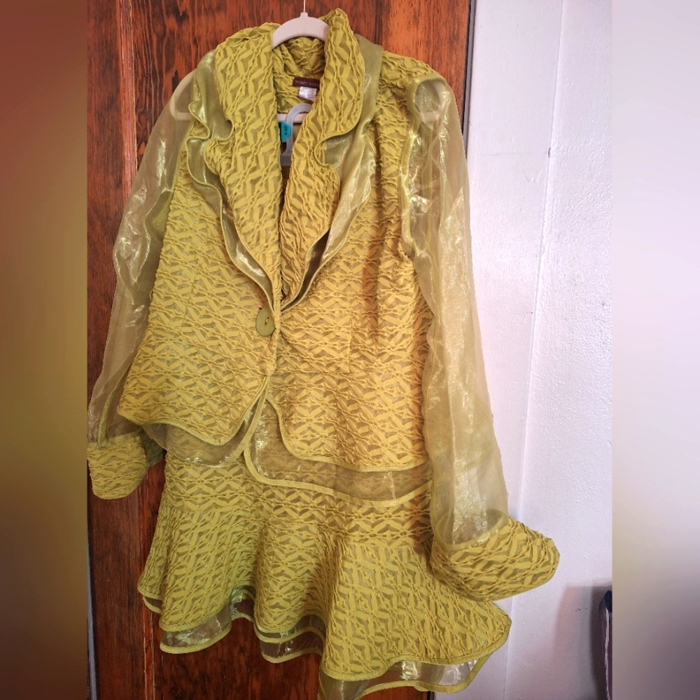 Elegant Green Textured Jacket and Skirt Set. 100% Polyester. Size 2x